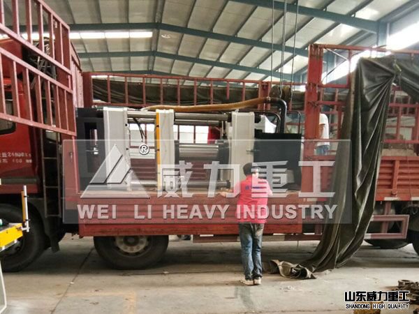 湖北宜昌客戶定做YW32-250噸四柱油壓機裝車發(fā)貨